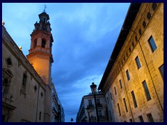 Plaza de San Lorenzo 03 - Navellos Church (left), Courthouse (right)